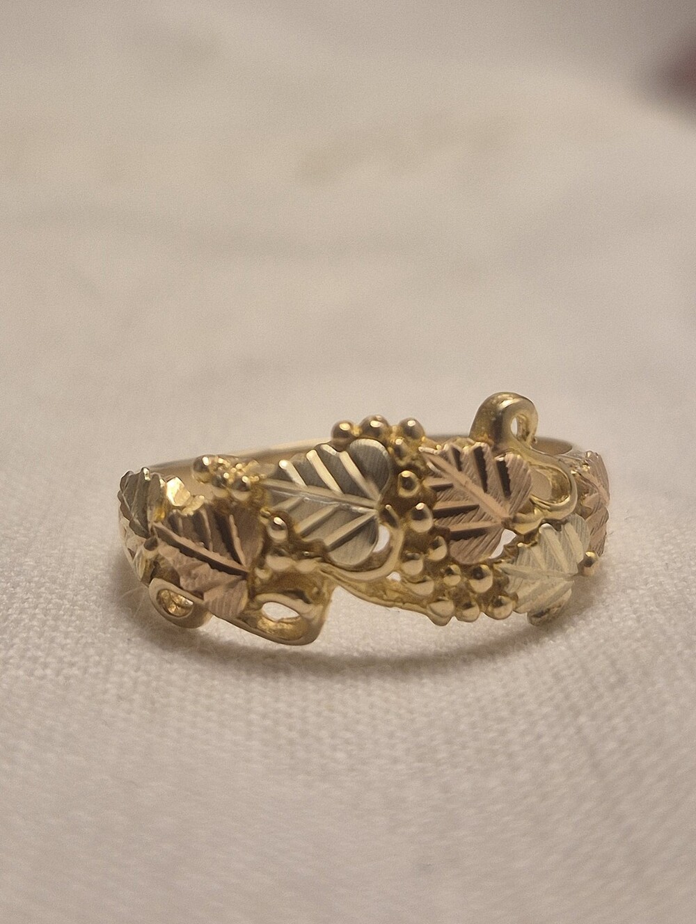 Gold Leaf Motif Women's Ring - Elegant Floral Band - Picture 3 of 3